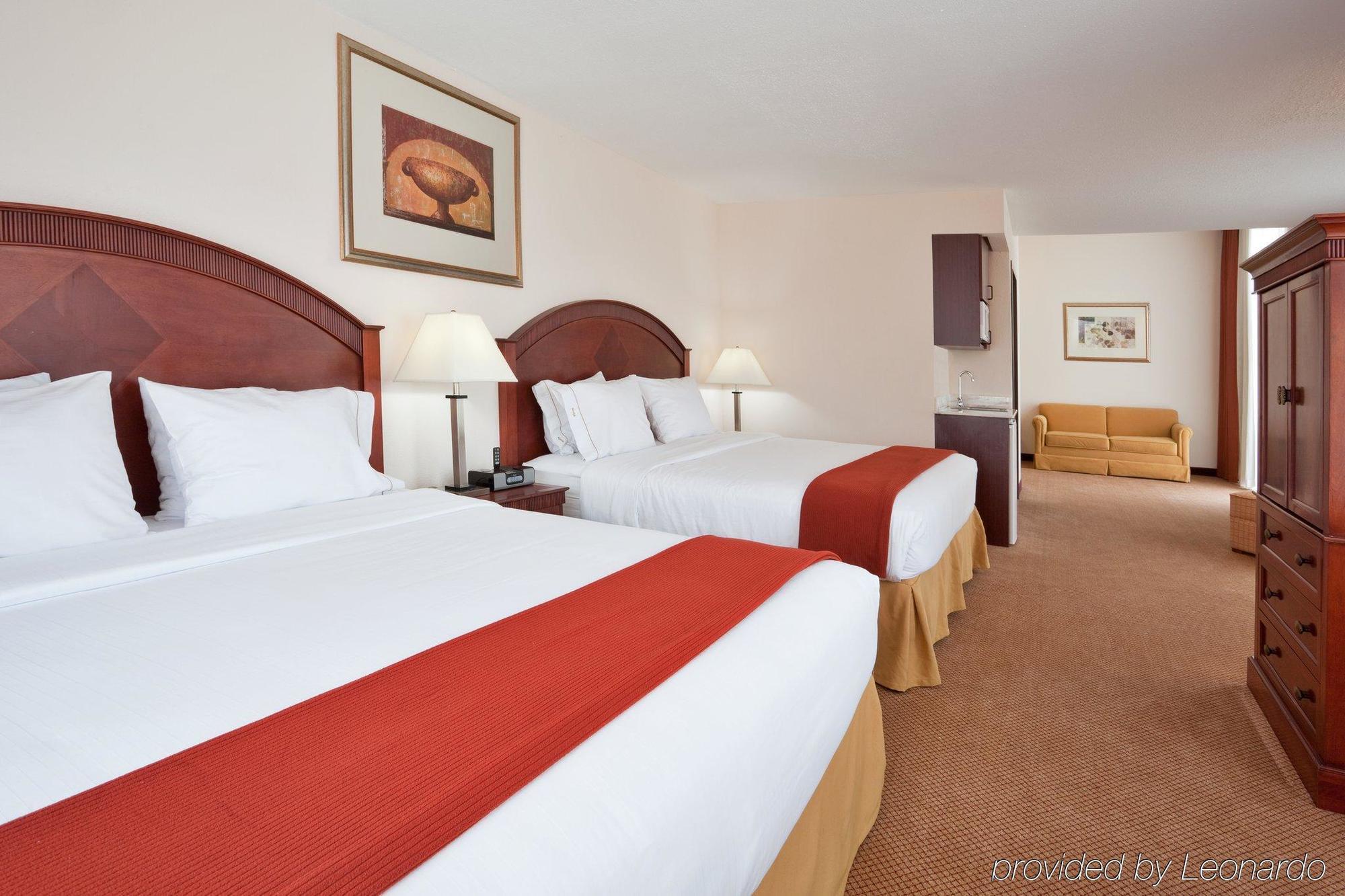 Holiday Inn Express & Suites Detroit - Farmington Hills By Ihg Northville Phòng bức ảnh