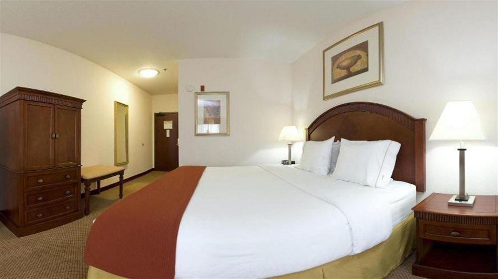 Holiday Inn Express & Suites Detroit - Farmington Hills By Ihg Northville Ngoại thất bức ảnh